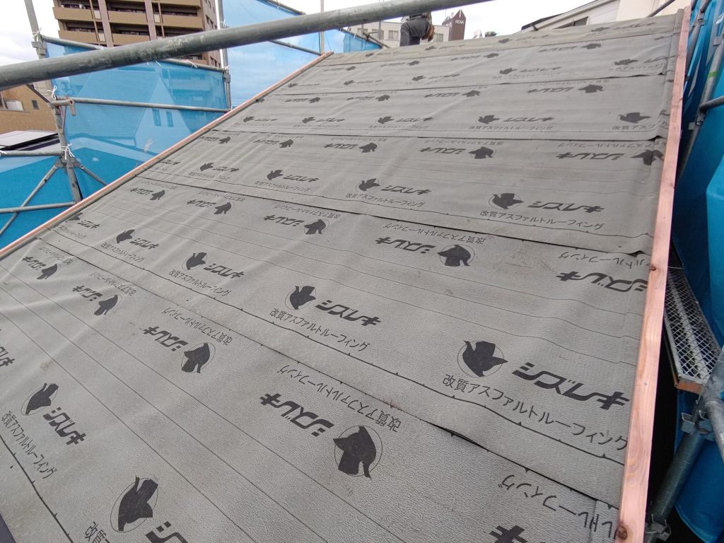 尼崎市で 屋根の 雨漏れの 補修の工事で　防水ルーフィングを施工している